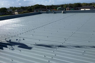 神栖市で、店舗の折板屋根とバルコニーの塗装を行いました