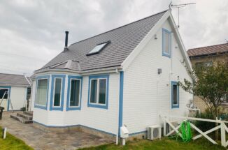 海に近い別荘。汚れに強く美しさが長持ちする塗料で塗り替えました。