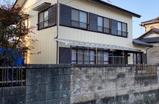 築40年の外壁はチョーキングが発生、高耐候性の塗料で紫外線劣化から守ります！