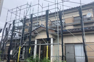 かすみがうら市で足場を設置して高圧洗浄！割れた瓦も交換しました