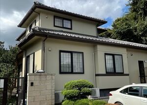 外壁と雨樋の汚れでお困りの住宅の塗装をおこないました