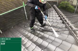 土浦市・高圧洗浄で屋根や外壁に生えた苔を除去し、軒天は水拭きをおこないました