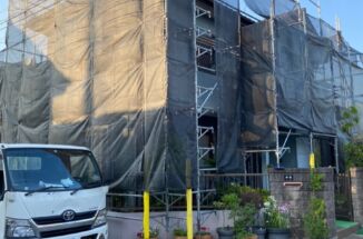 石岡市で塗装工事前の下準備、足場設置し高圧洗浄工事を行いました