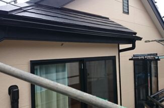 石岡市｜二階建住宅の屋根・外壁塗装の様子です。