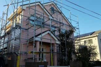 外壁塗装現場！外壁のひび割れをしっかり補修し、汚れにくい家に塗り替えました！