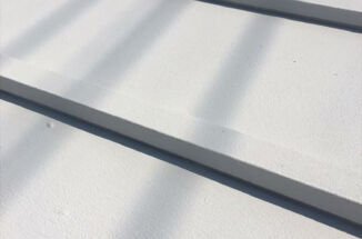 サビて傷みがひどい鉄板屋根に、錆止めとガイナを塗布