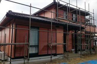 リシン吹きモルタルの外壁塗装！家の基礎にもひび割れ対策をしていきます