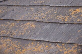 石岡市、築20年の一戸建て住宅の現場調査！傷んだコロニアル屋根を火災保険での補修工事をご希望！