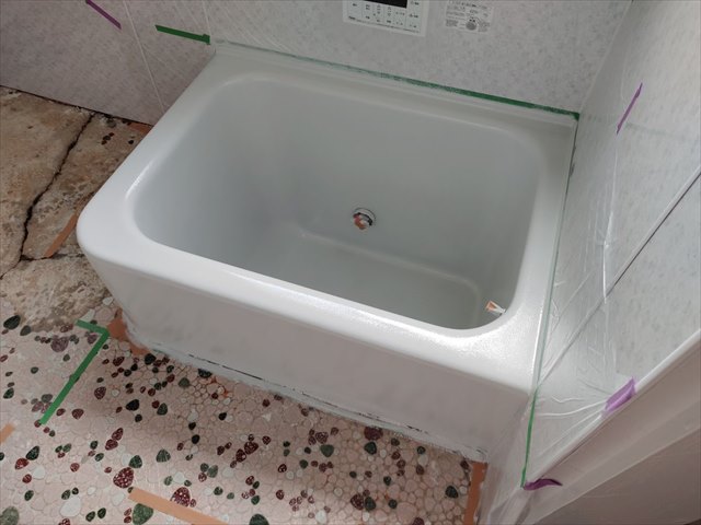 土浦市空き家_浴槽塗装下塗り完了_0813_M00048(3)