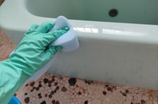 土浦市で浴槽を塗装でリフォーム！塗装のための下準備をおこないます