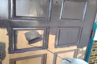 土浦市、塗膜が剥げてボロボロの玄関ドアを塗装してお客様をお出迎え出来る玄関に