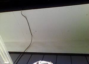 小美玉市、10年ぶりの塗装工事！ヒビがはいった軒天を防カビ塗装！