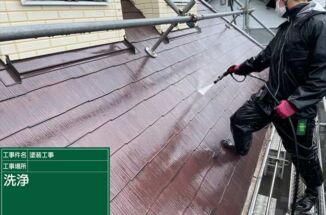 石岡市で外壁塗装前に高圧洗浄！25年の汚れを落としていきます