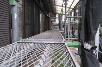 土浦市現場、足場の設置が完了！施工はご安全に！