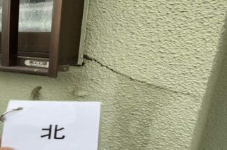 石岡市で築25年超の現地を調査。モルタル外壁には多数のヒビが!