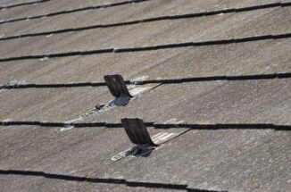 小美玉市で現地調査。スレート屋根が割れて色褪せています！