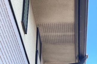 石岡市で築25年の家の現地調査。軒天は黒く汚れてしまっています