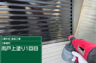 かすみがうら市で雨戸の吹き付け塗装。職人の技が光ります！