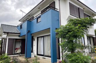 かすみがうら市：築２５年の一戸建て住宅、1ヶ月間の外壁塗装工事で鮮やかなホワイトとブルーの美しい外壁に施工完了！