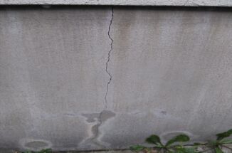 小美玉市で現地調査。基礎コンクリートのひび割れと雨染み!大丈夫?