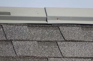 石岡市で築8年の家の現地調査。屋根棟板金を支える釘がありません！