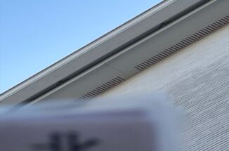 石岡市現地調査。築8年の雨樋と破風板に黒カビ？！軒天の塗膜も劣化しています