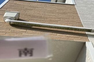 石岡市で現地調査。雨樋裏は汚れ、ベランダの塗膜は劣化していました