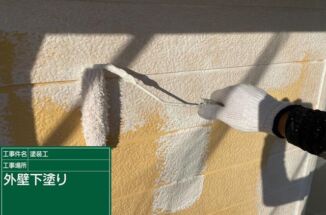 かすみがうら市で外壁塗装。クラック補修の終わったサイディング外壁に下塗り