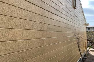かすみがうら市、塗り替えから15年の窯業系サイディング外壁。塗膜劣化で苔が繁殖。シーリングは痩せてヒビ割れ！