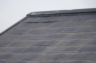 かすみがうら市：浮きが出ている棟板金は飛散の危険！？棟交換で安全な屋根を維持！