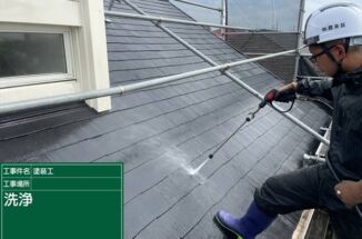 かすみがうら市、築30年で2回目の塗装現場。15年で蓄積した黒カビや苔・劣化した塗膜を洗い流していきます