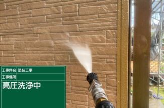 石岡市の雨漏り現場、足場を建てて塗装の前準備をおこないます