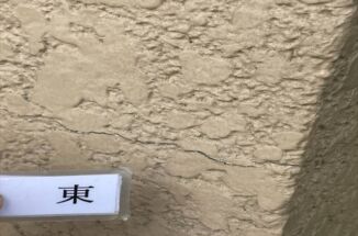 石岡市で現地調査。モルタル外壁のひび割れとピンホール現象の調査