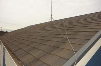 石岡市 築11年の現地調査。スレート屋根は防水性が低下！苔が生え棟板金は浮いていました