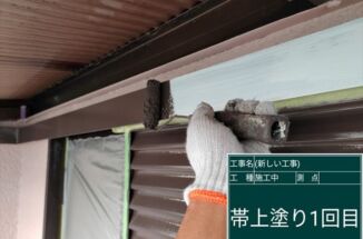 石岡市で外壁塗装。モルタル外壁にデザインされた化粧柱を塗装します