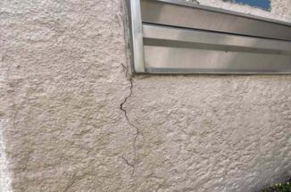 石岡市築40年の家。布テープで処置された水切りと門塀のクラック