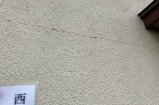 石岡市で築40年のモルタル外壁を調査！縦横に走るクラックは補修が必要