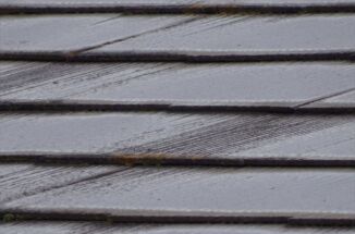 かすみがうら市で築35年のスレート屋根を調査！色褪せて黒く汚れた屋根瓦は雨漏り一歩手前です