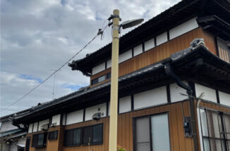 土浦市：黒ずんだ漆喰外壁をカビに強いマルチエースで真っ白に塗り替え！