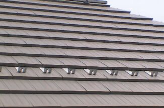 土浦市：積水ハウス施工の一戸建て住宅！メンテナンスフリーの瓦屋根を洗浄で綺麗に✨️棟板金は塗り替えて保護します