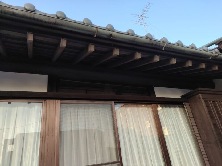 穴のあいた銅製の雨どい