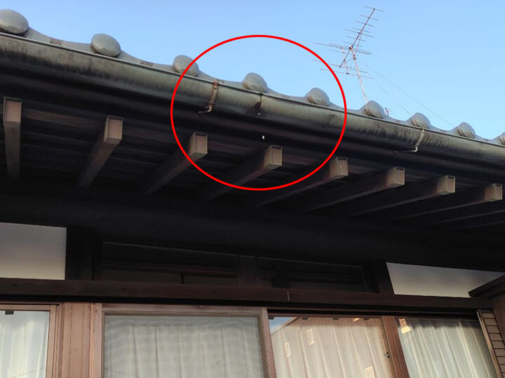 穴の開いた銅製の雨どい