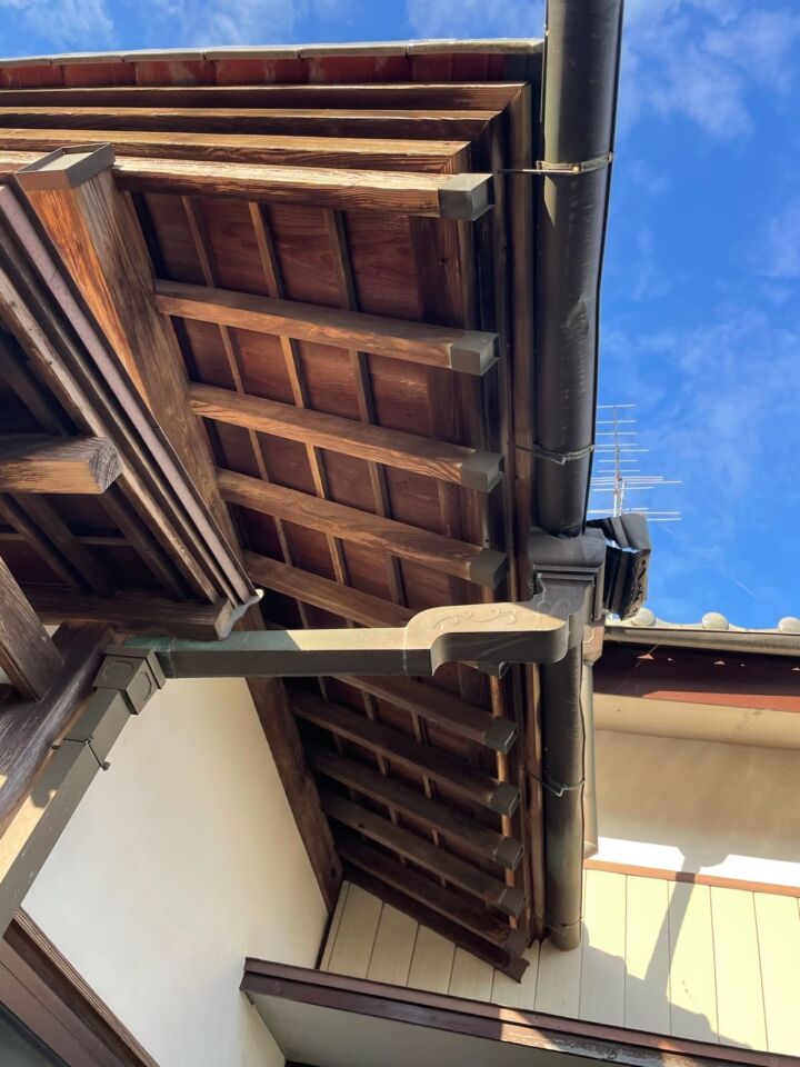 ぼこぼこに歪んでしまった銅製の雨どい