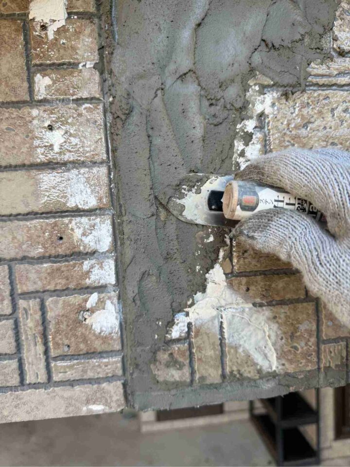 行方市で欠けた外壁のパテ補修