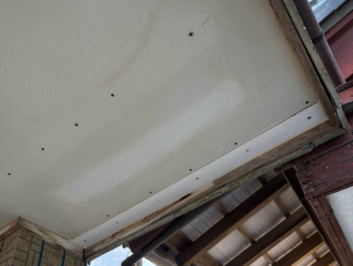 行方市で軒天板の張替え