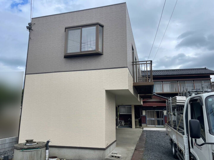 行方市で外壁をベージュ系2色で塗装