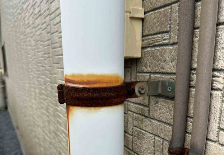 行方市でサビた雨樋金具