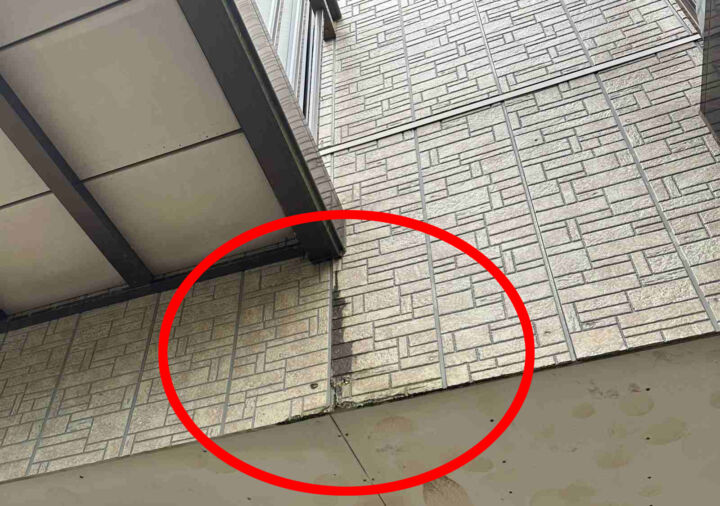 行方市で劣化して雨染みしている窯業系サイディング外壁