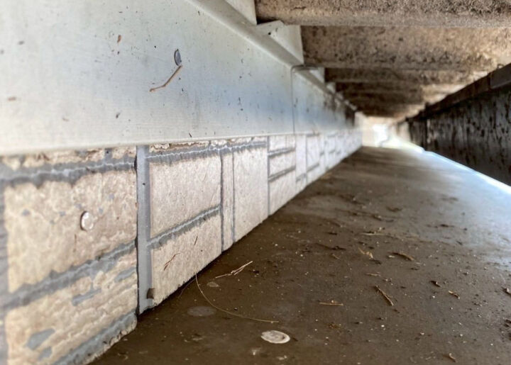 行方市で庇の上の鳥の巣撤去