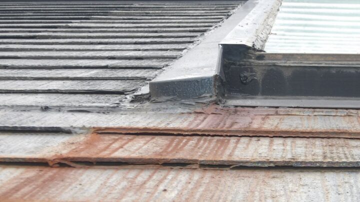 石岡市：天窓からの雨垂れとサビ